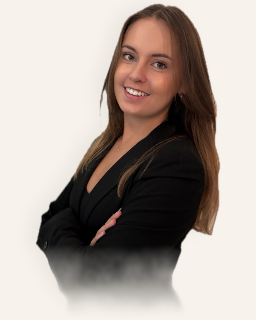 Portretfoto van Lisa Verheul in zwarte blazer