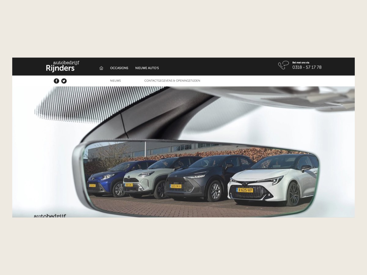 De huidige website van Autobedrijf Rijnders, met een achteruitkijkspiegel waarin vier auto's staan