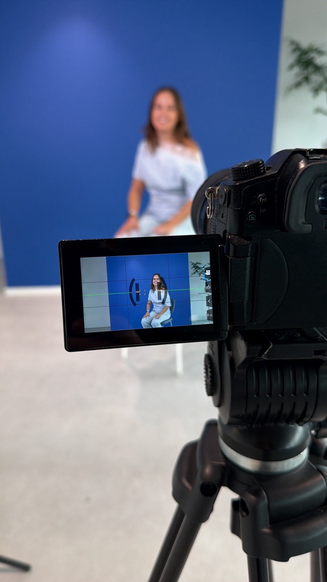 Opnames bij Welisa met een camera op statief voor een blauwe achtergrond